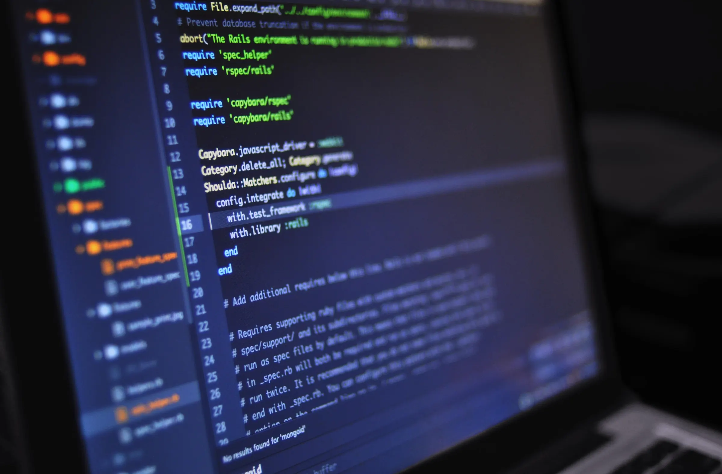 Een laptopscherm met kleurrijke programmeercode in een donkere editor