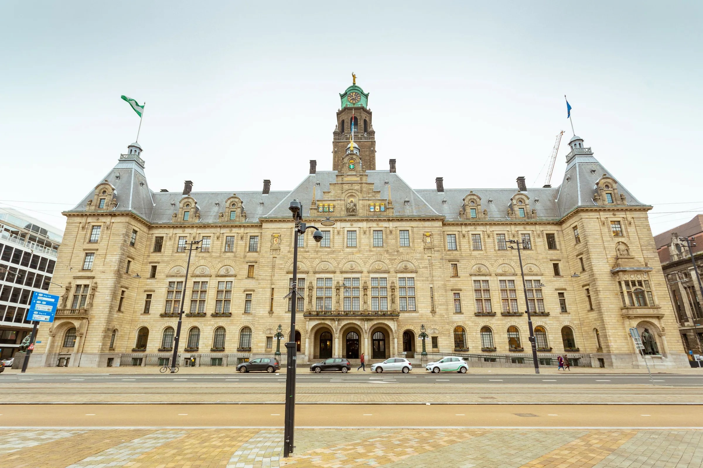 Het stadhuis van Rotterdam, gezien vanaf de Coolsingel