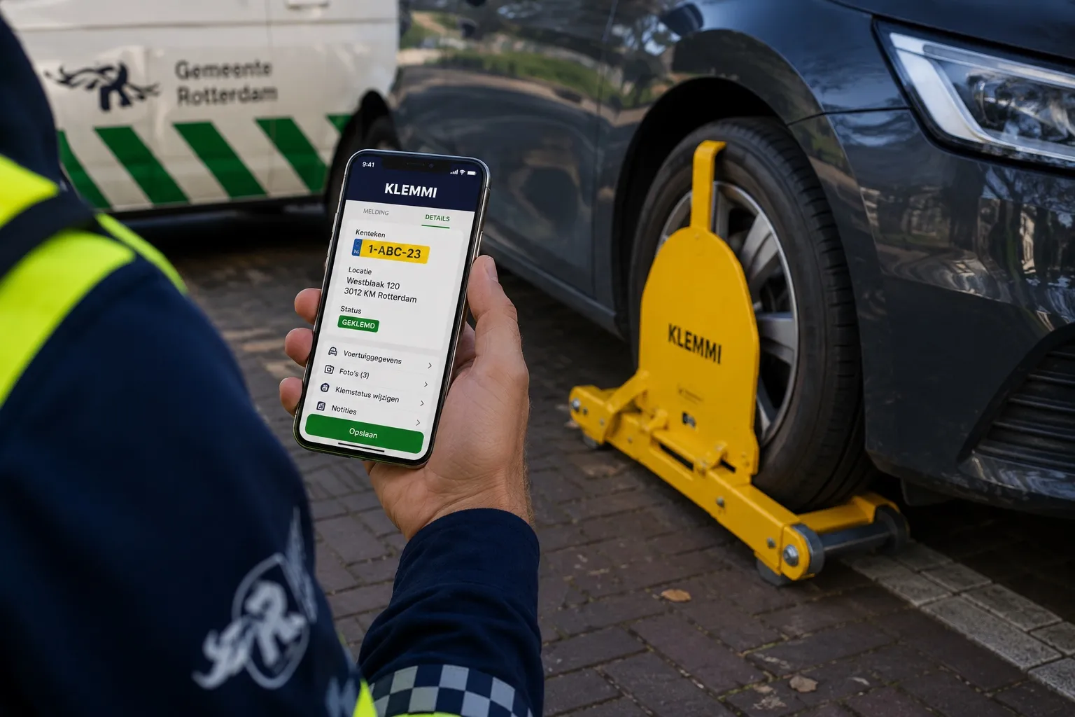 Handhaver van Gemeente Rotterdam gebruikt de Klemmi-app bij een voertuig met wielklem
